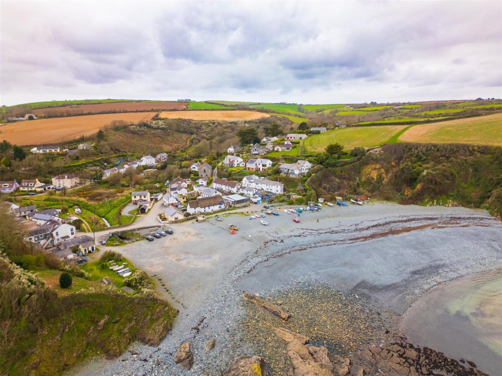 Lot: 47284 - DETACHED WELL PRESENTED THREE-BEDROOM BEACH HOUSE IN IDYLLIC LOCATION - Aerial view of Porthallow